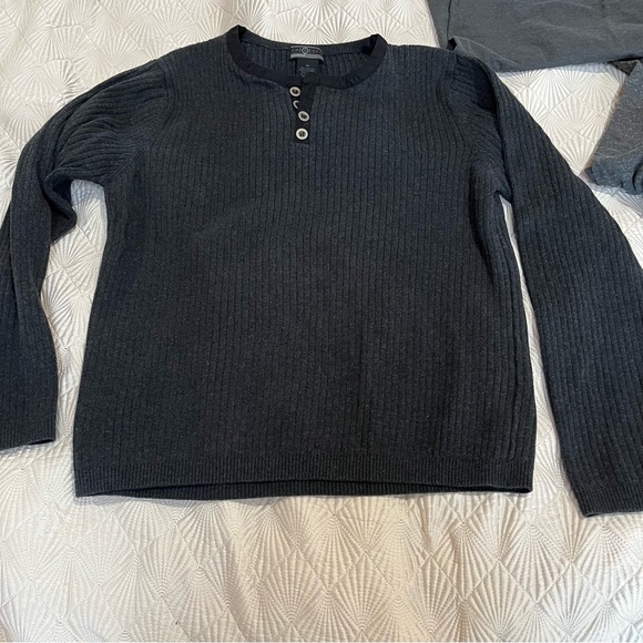 Two gray sweaters - Picture 2 of 11